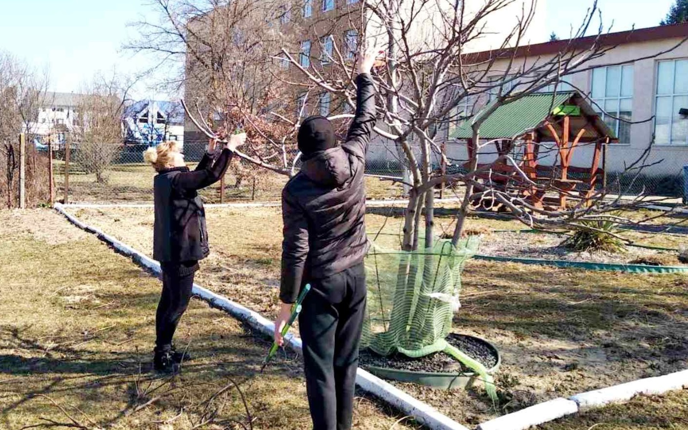 Весна - це  не тільки час проведення польових робіт, но і благоустрою території навчального закладу.